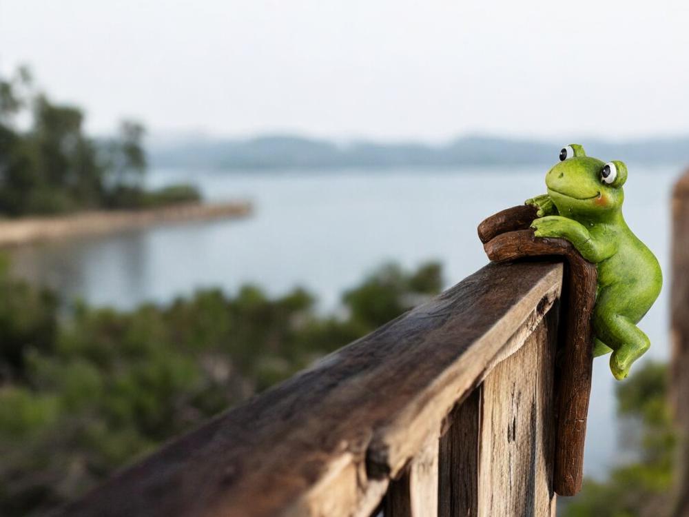 Lustiger Pflanzkübelhänger – Frosch als charmante Dekofigur (18 cm)